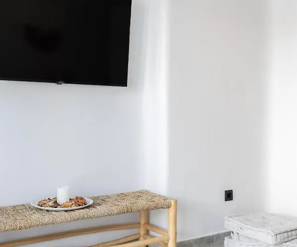 Ivi Mykonean * Ornos (Mykonos)