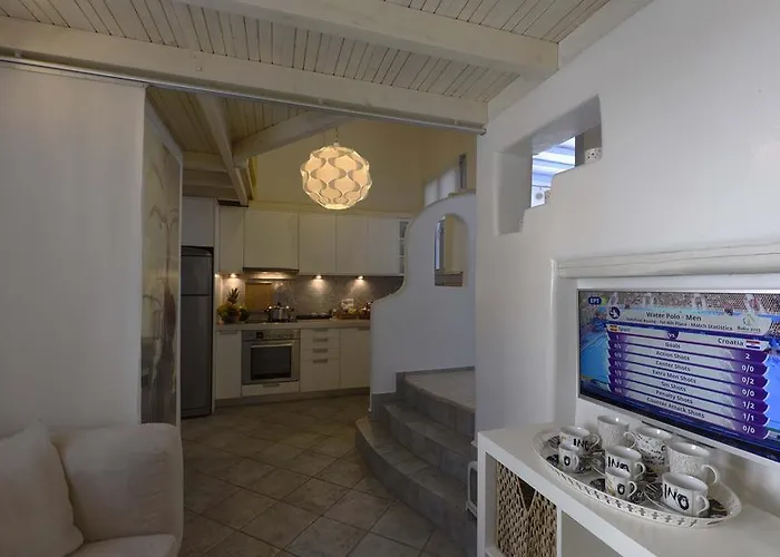 Ivi Mykonean * Ornos (Mykonos)